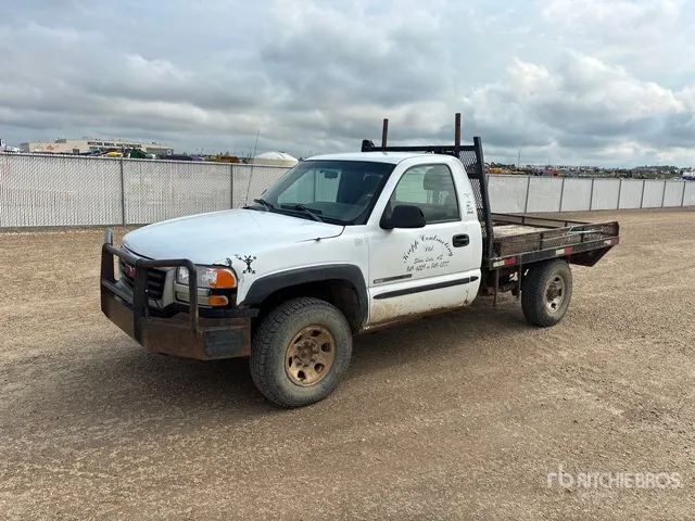 2006 GMC 2500HD 4x4 Flatbed Truck