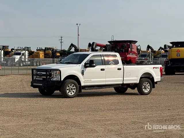2022 Ford F-350 XLT 4x4 Crew Cab Pickup