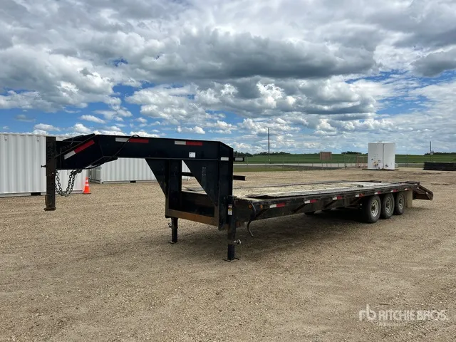 1997 SWS 30 ft Tri/A Gooseneck Equipment Trailer