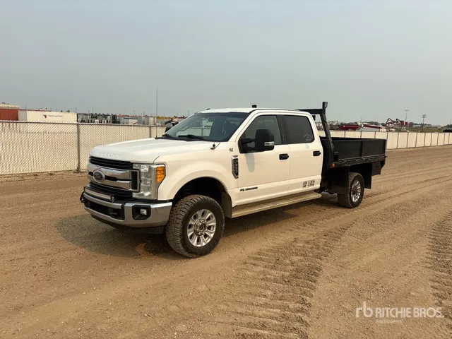 2017 Ford F-350 XLT 4x4 Crew Cab Flatbed Truck