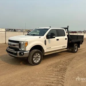 2017 Ford F-350 XLT 4x4 Crew Cab Flatbed Truck