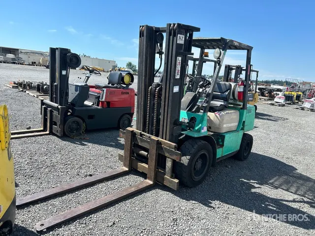 1996 Mitsubishi FG30 5800 lb Pneumatic Tire Forklift