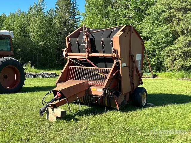 Massey Ferguson 1560 Round Baler