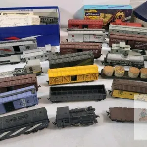 Vintage HO Gauge Toy Railroad Model Train Lot . 22 Cars & Accessories