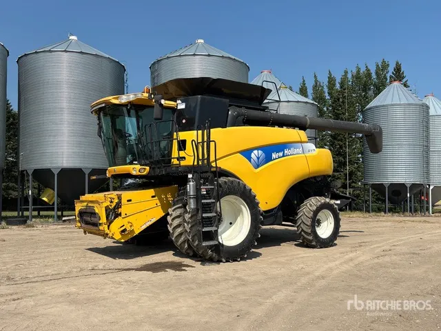 2008 New Holland CR9070 Combine Harvester