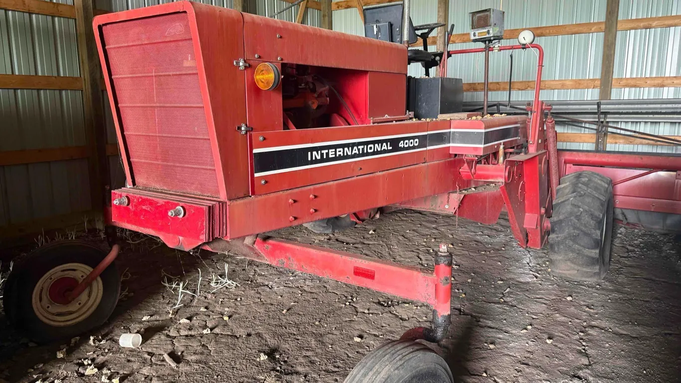 International 4000 Windrower