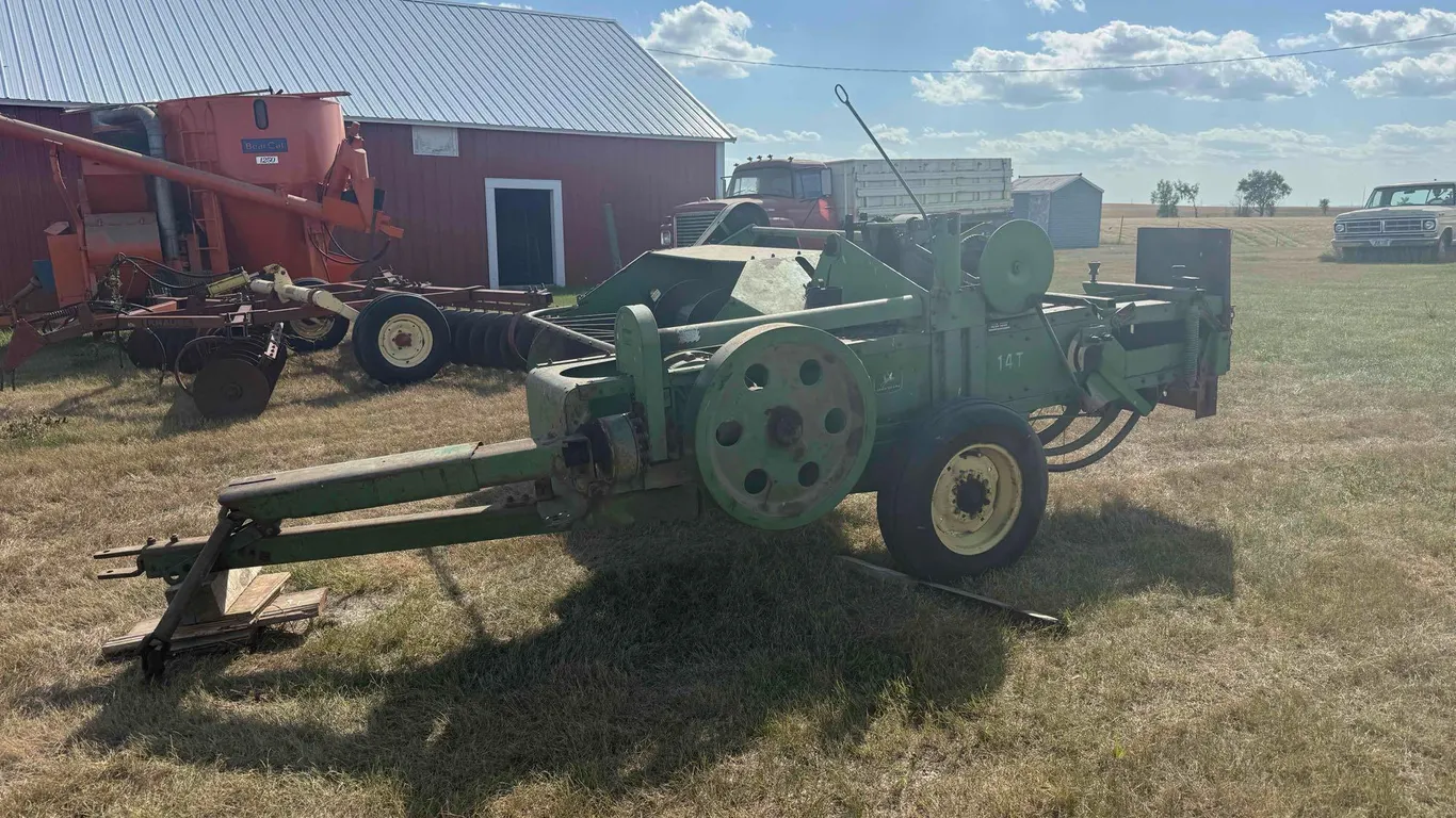 John Deere 14T Baler