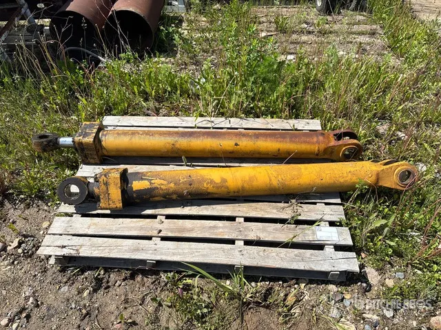 Quantity of (2) Cat Hydraulic Dozer Cylinders