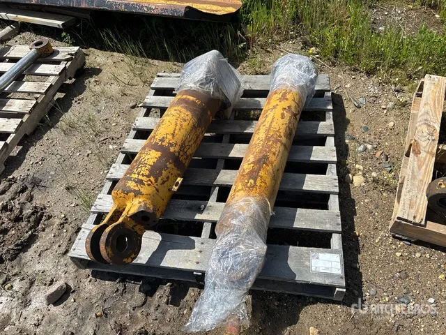 Quantity of (2) Cat Hydraulic Dozer Lift Cylinders