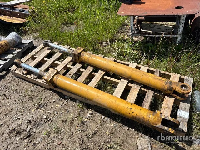 Quantity of (2) Cat Hydraulic Dozer Lift Cylinders
