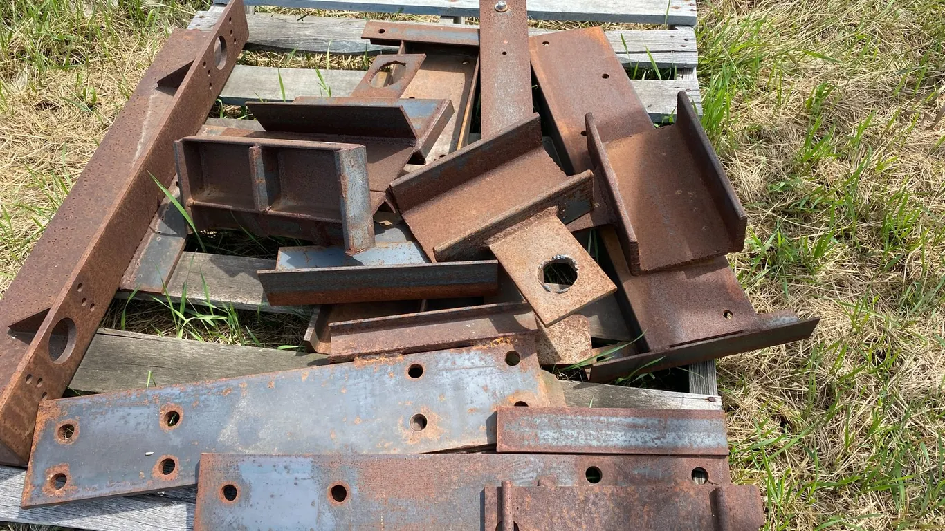 ASSORTMENT OF STEEL BRACKETS