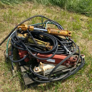 ASSORTMENT OF HYDRAULIC CYLINDERS