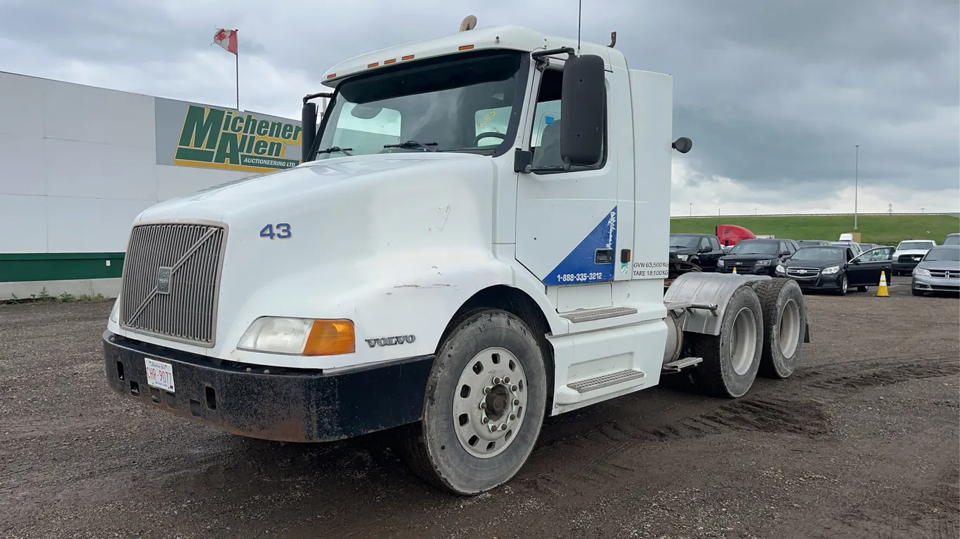 2001 Volvo VNL T/A Day Cab Tractor
