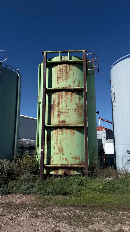 400 BBL Tanks.