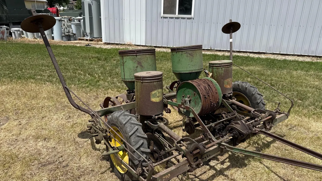 John Deere 290 2 row Planter