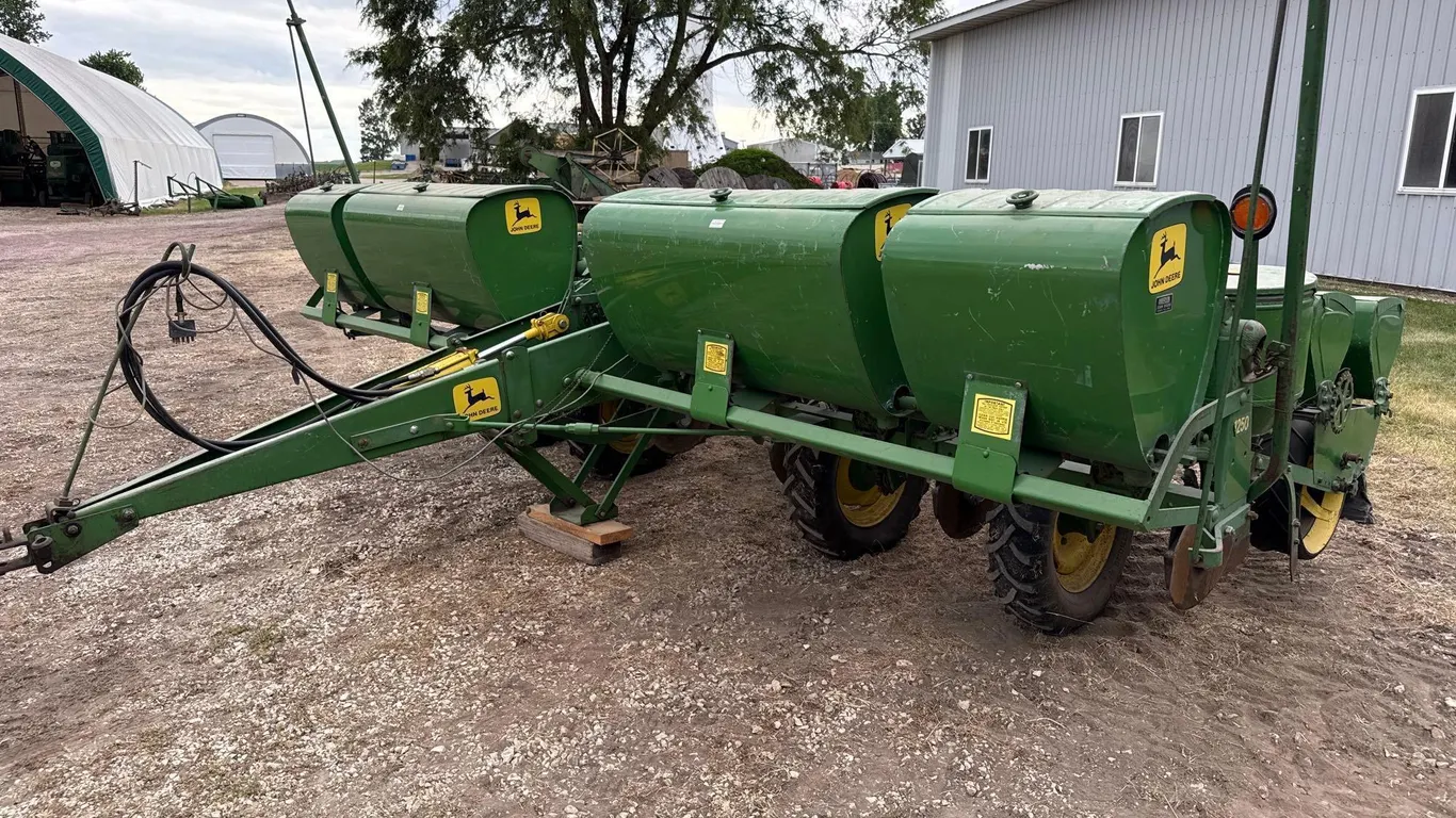 John Deere 1250 6 row Planter