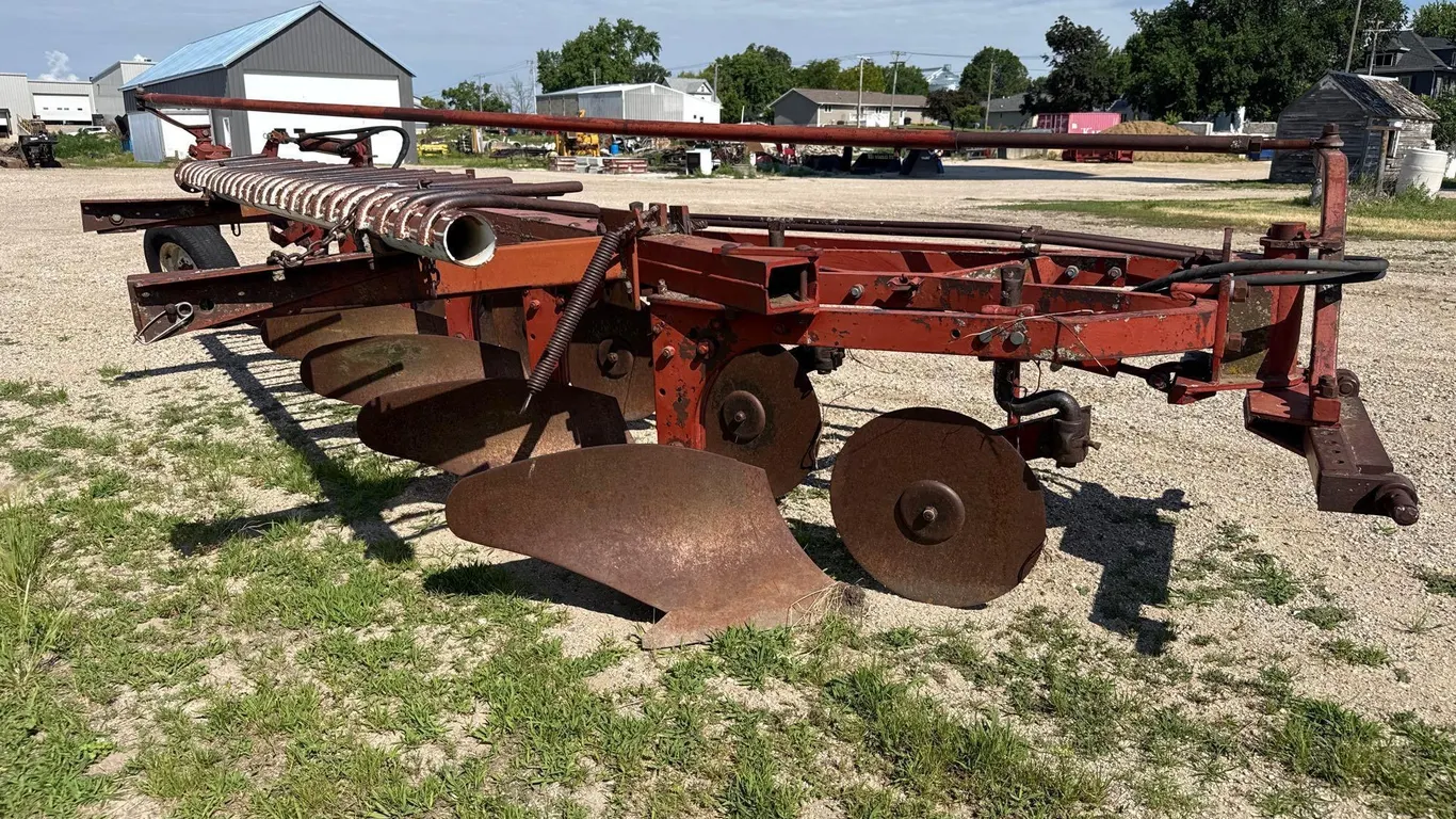 International 550 6 bottom plow
