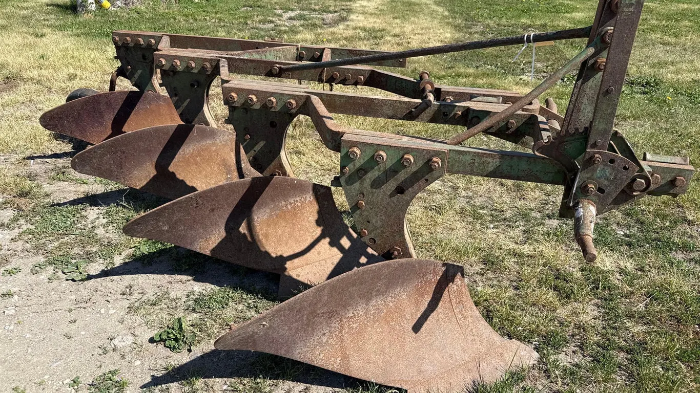 John Deere 810-16 3pt plow