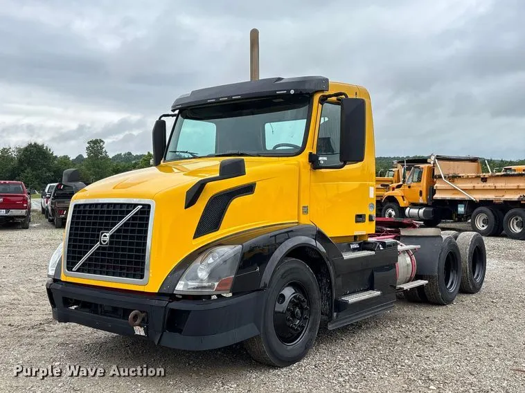 2017 Volvo VNL semi truck