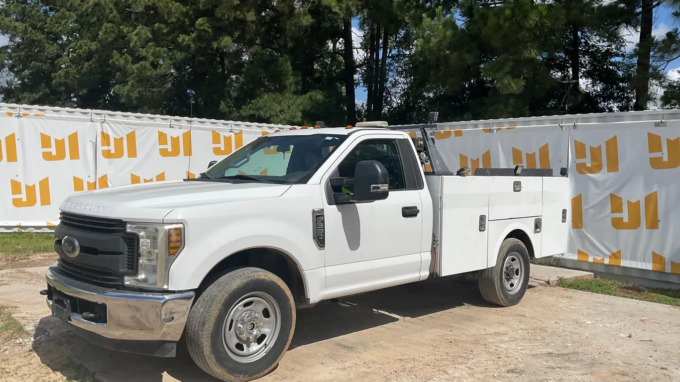 2018 FORD F-350 XL UTILITY TRUCK VIN: 1FDRF3E68JEC11905