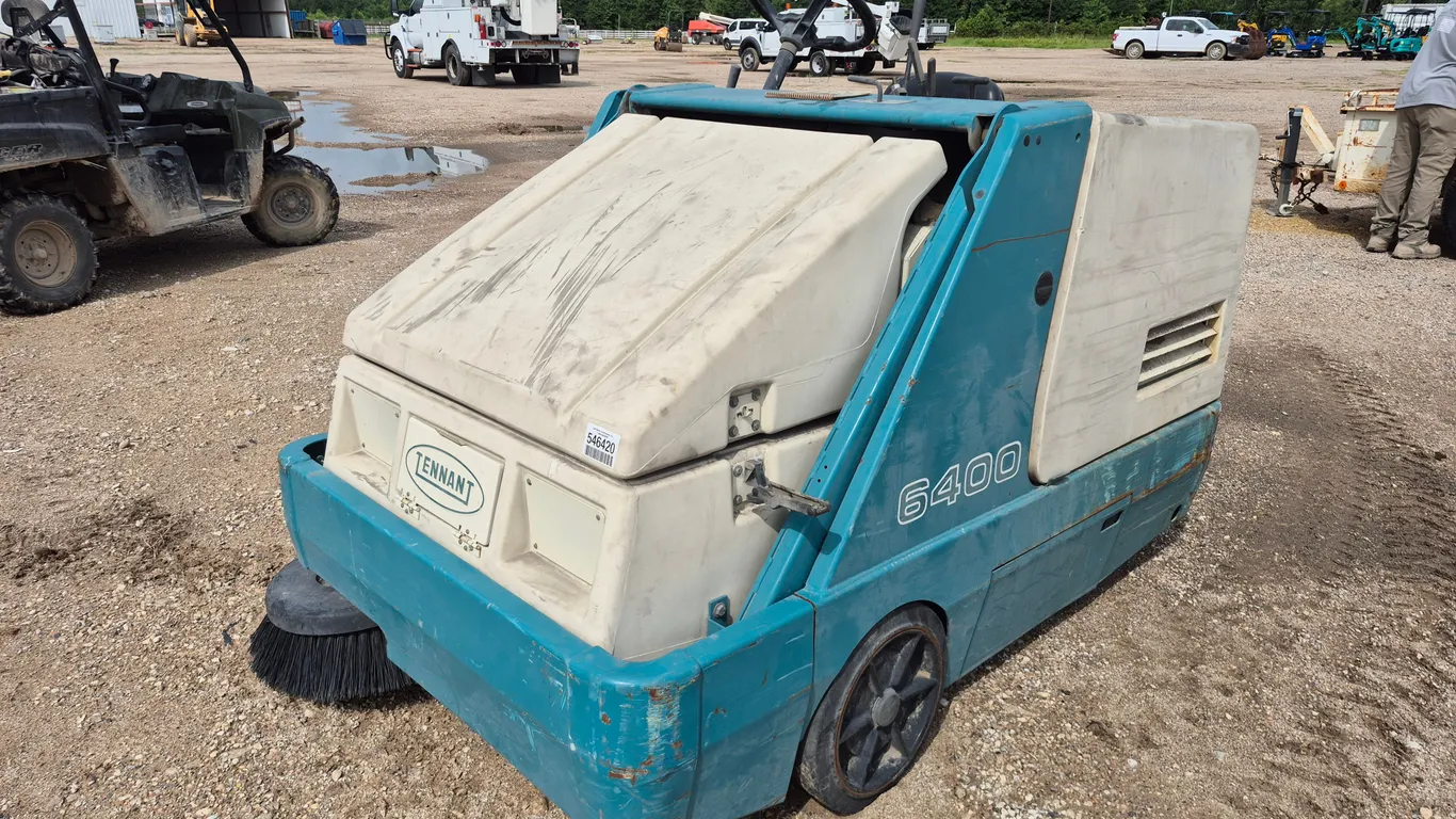 TENNANT CO 36V SWEEPER BROOM TRACTOR SN: 6400-3594