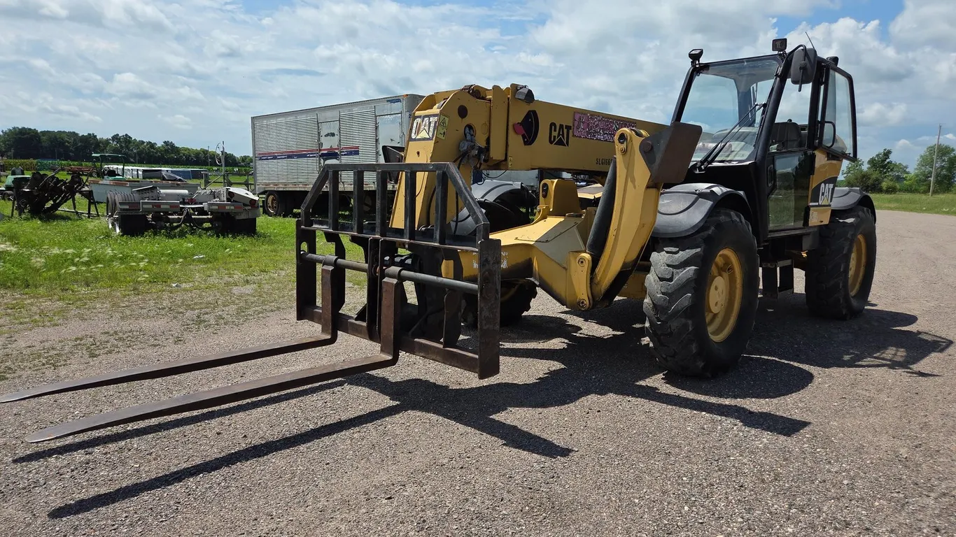 CAT TH560B TELEHANDLER