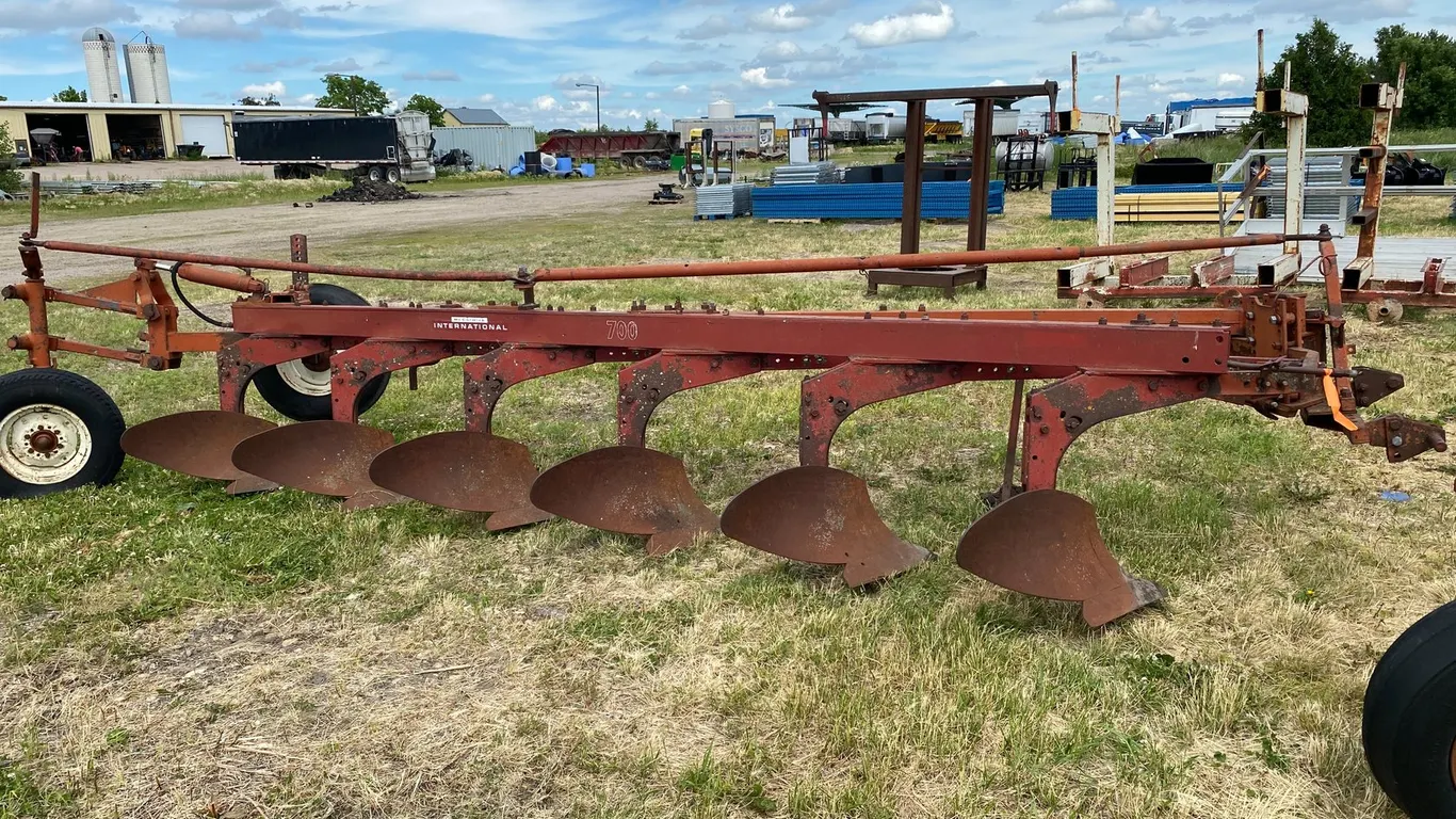INTERNATIONAL 700 5 BOTTOM PLOW