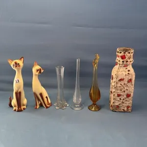 (4) VASES AND (2) CAT FIGURINES