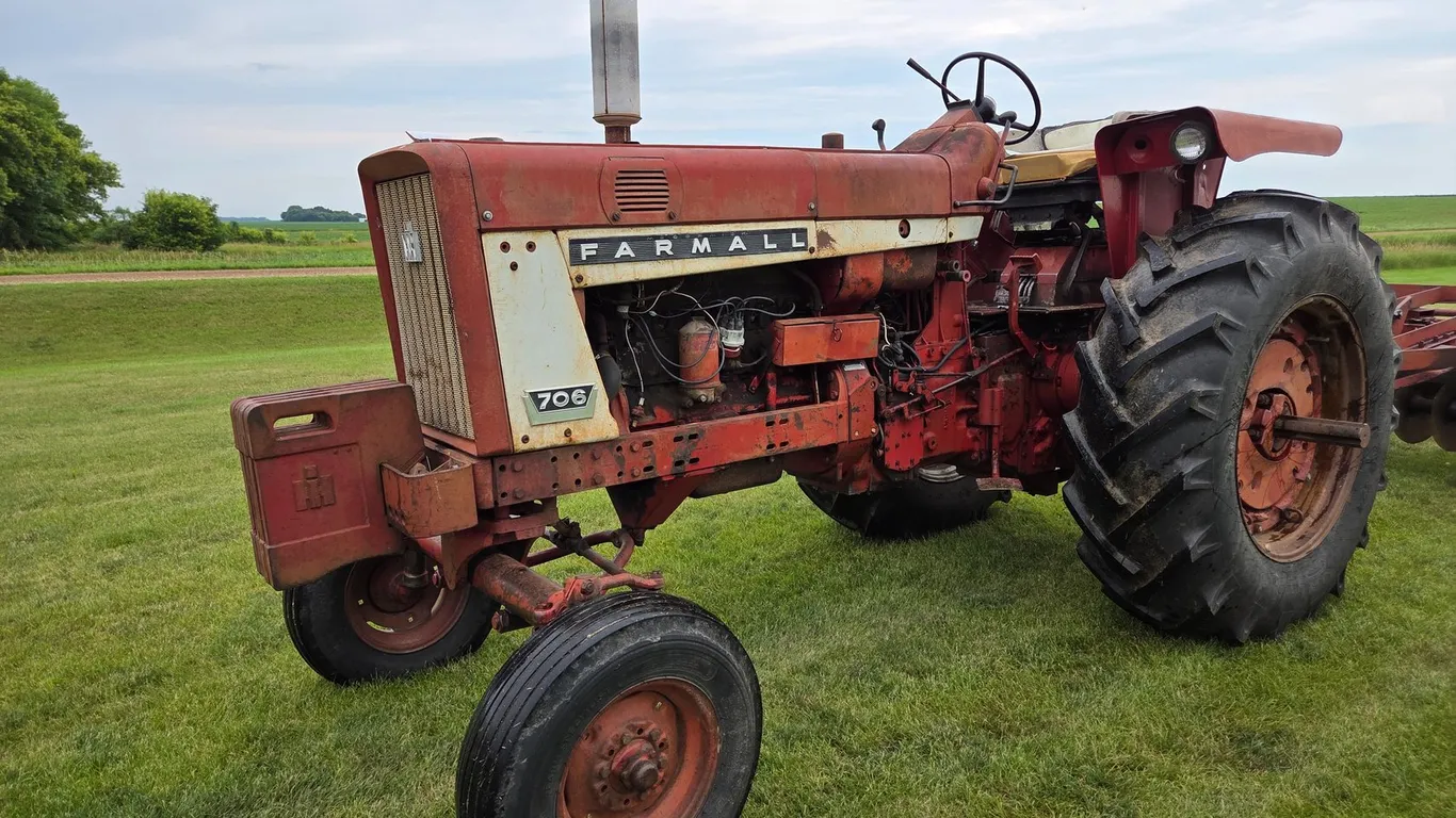 1968 FARMALL 706