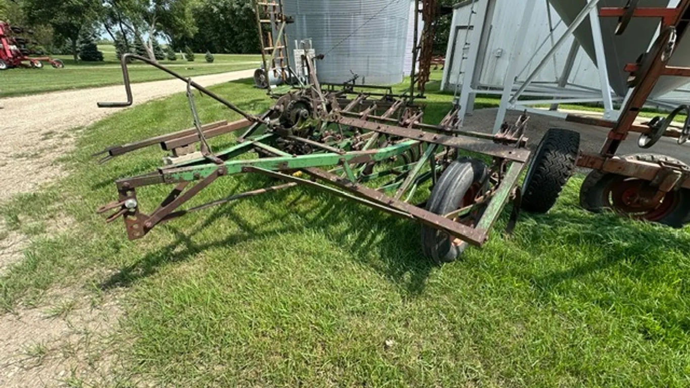 JOHN DEERE 8' CULTIVATOR