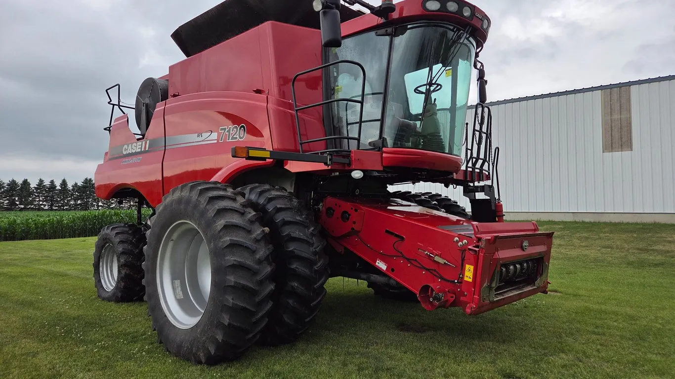 2011 CASE IH 7120 AFS COMBINE