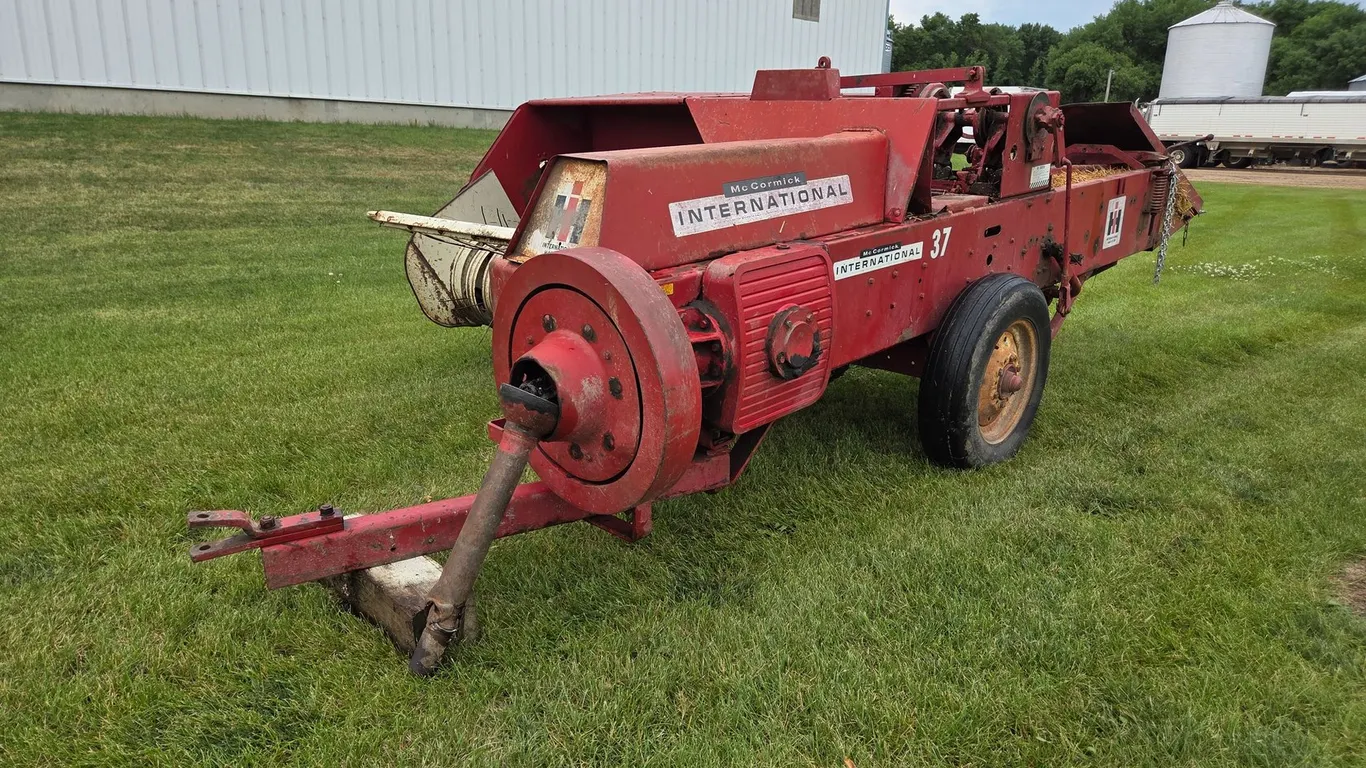 SQUARE BALER