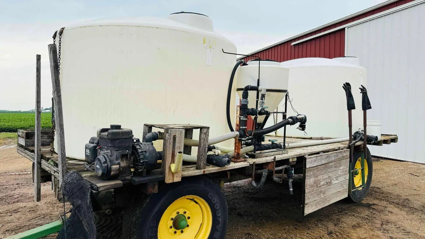 9ft x 20 1/2ft Wooden Flatbed w/ Poly Tanks & Pump