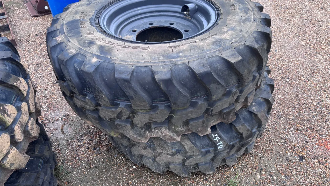(2) DUNLOP SPT9 365/70R18 EQUIPMENT TIRES TO FIT RUBBER TIRED LOADER