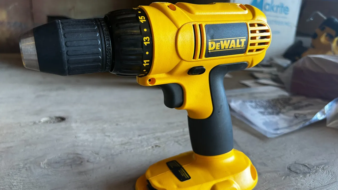 DEWALT 18VOLT COMPACT DRILL WITH DRIVER KIT