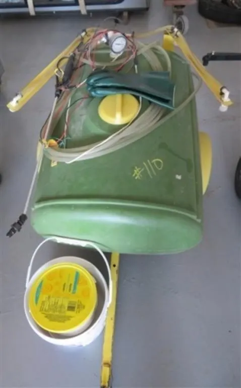 Yard Sprayer w/poly tank * Masks