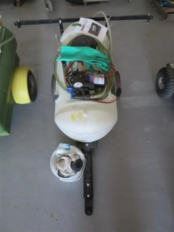 Agri-Ease Yard Sprayer w/poly tank * Masks