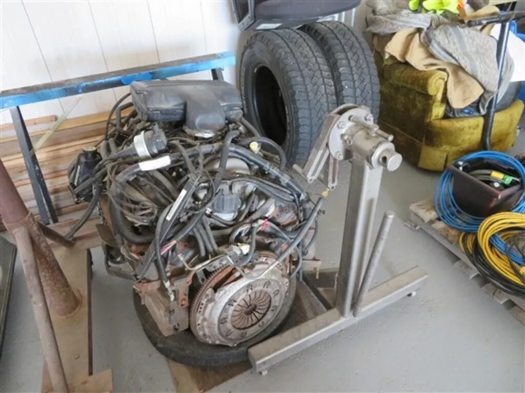 360 Chrysler V8 Motor, Complete * Motor Stand