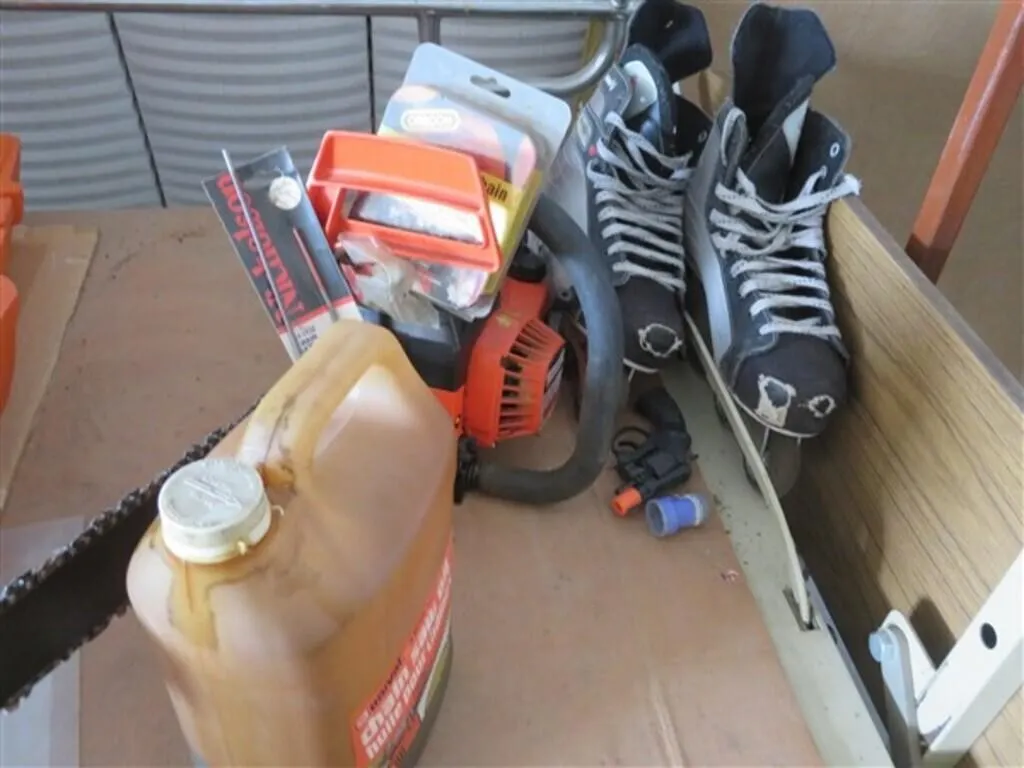 16" Treemaster 3000 Gas Chainsaw * Roller Skates