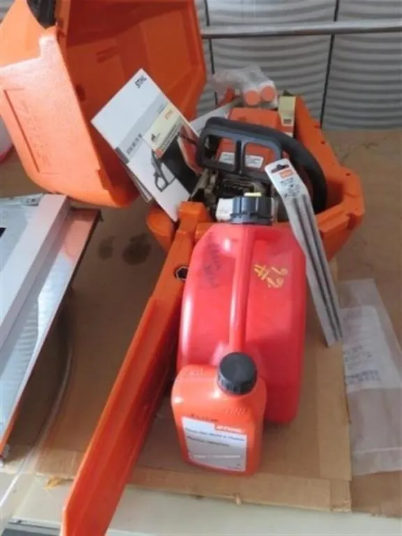 18" Stihl Chainsaw w/Oil, Case * Spare Chain