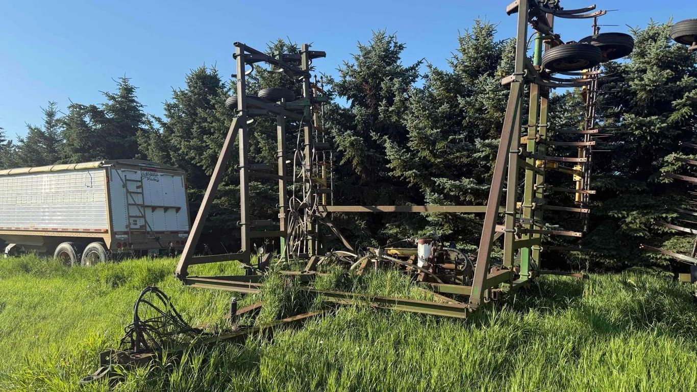 John Deere 1600 Chisel Plow