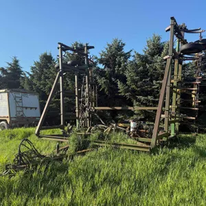 John Deere 1600 Chisel Plow