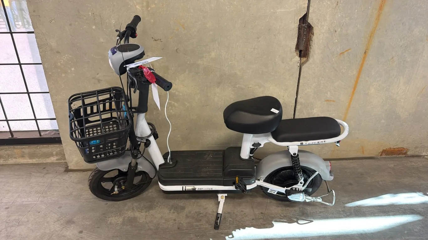 DAY LUCKY CITY BIKE 1 SPEED WHITE ELECTRIC SCOOTER *NO KEY, NO CHARGER*