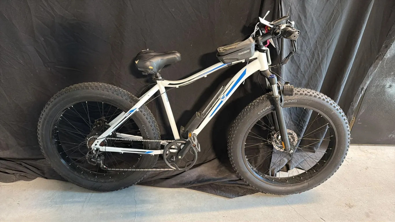 TAURUS 7 SPEED WHITE ELECTRIC BICYCLE *NO BATTERY, NO CHARGER*