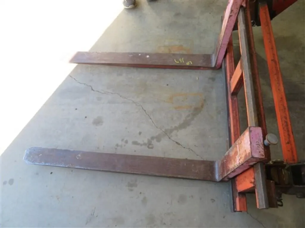 42" Pallet Forks fits Kubota FEL