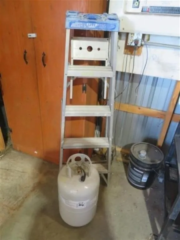 6' Aluminium Ladder * Propane Tank