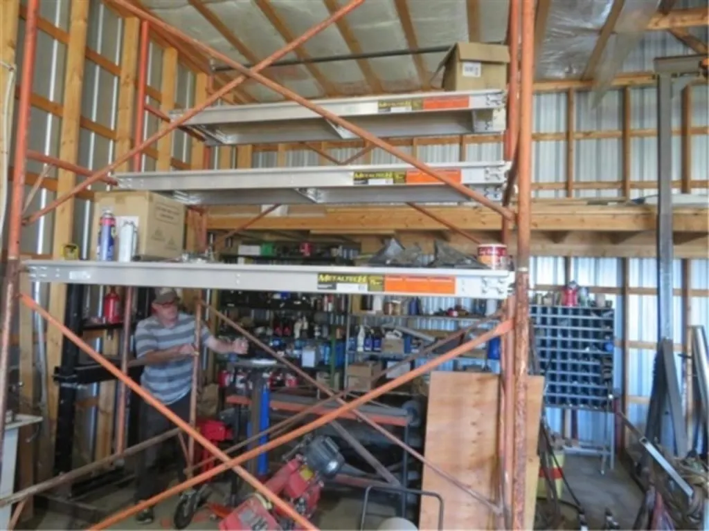 Scaffolding w/3 - 7' x 19" Aluminium Platforms