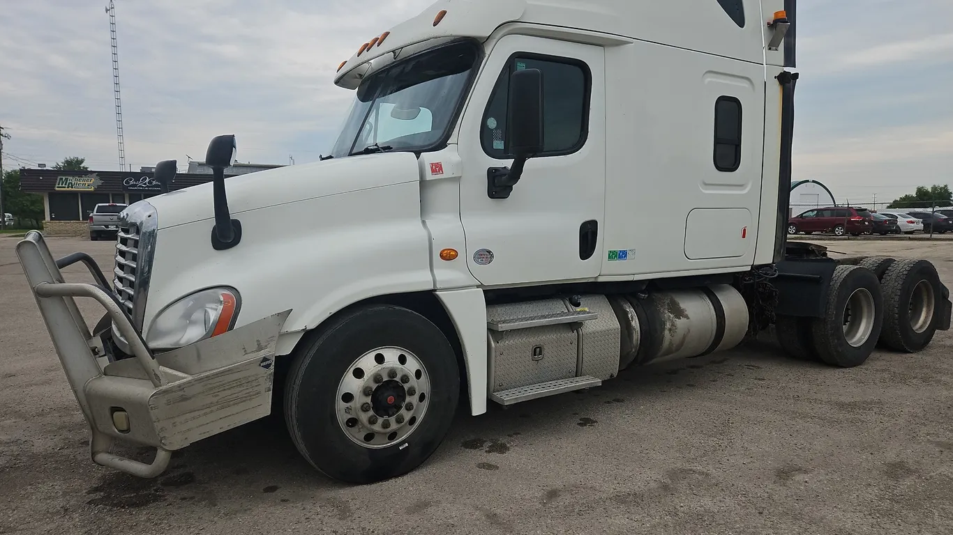 Freightliner 2017 Freightliner Cascadia T/A Sleeper Tractor