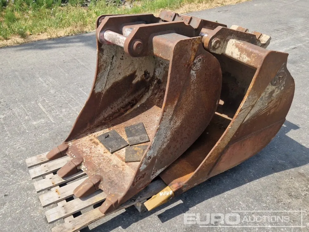 30", 22" Digging Buckets (2 of)