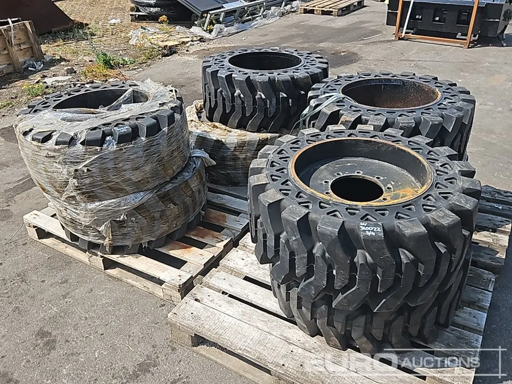 33,5x13,5 (850x340) Tyres with Rims (8 of)
